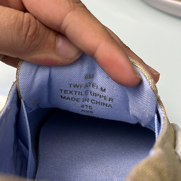 NWOT Tommy Hilfiger Gold Shoes! - Picture 3 of 7